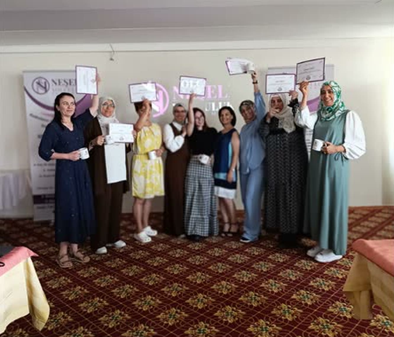 Neşeli Yolculuk Akademisi mezunları sertifikalarıyla